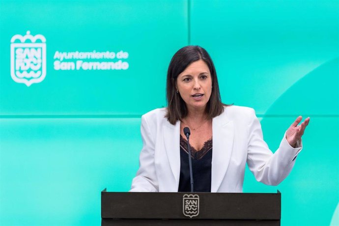 La alcaldesa de San Fernando (Cádiz), Patricia Cavada, en rueda de prensa para anunciar una reorganización de su Gobierno.