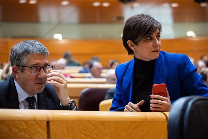 Archivo - El portavoz del PSOE en el Congreso, Patxi López (i) y la ministra de Vivienda y Agenda Urbana, Isabel Rodríguez (d), en un Pleno celebrado en el Senado