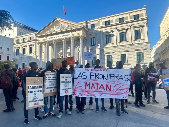 Archivo - Concentración frente al Congreso en defensa de la ILP para regularizar extranjeros