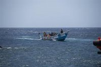 Rescatados 19 migrantes, tres menores, que viajaban en una patera a varios kilómetros de Carboneras (Almería)