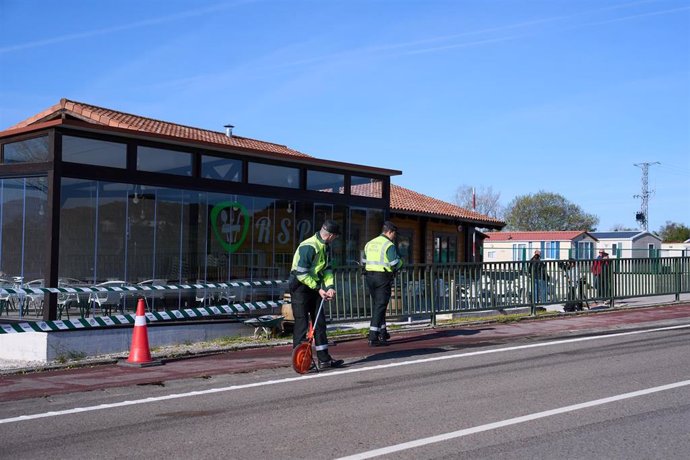 Archivo - Dos agentes de la Guardia Civil investigan en el lugar de los hechos, a 5 de abril de 2023, en Suesa, Ribamontán al Mar, Cantabria (España).  