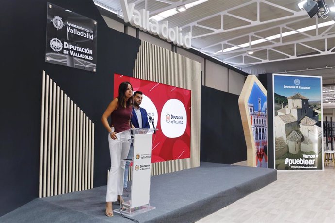 La concejal de Turismo, Eventos y Marca Ciudad del Ayuntamiento, Blanca Jiménez, y el diputado de Empleo, Desarrollo Económico y Reto Demográfico, Roberto Migallón, presentan el espacio conjunto de ambas instituciones en la Feria de Valladolid.