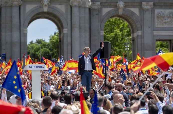 Archivo - El presidente del Partido Popular, Alberto Núñez Feijóo, en una manifestación del PP contrra la amnistía 