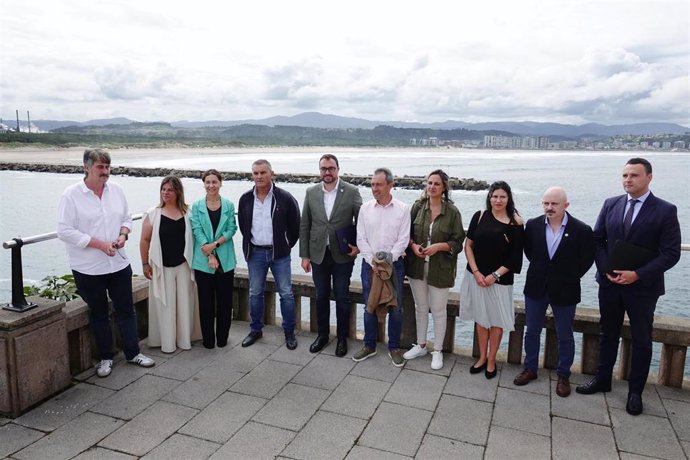 Reunión en el Faro de Avilés de dirigentes de la FSA-PSOE y Convocatoria-IU para analizar el gobierno de coalición