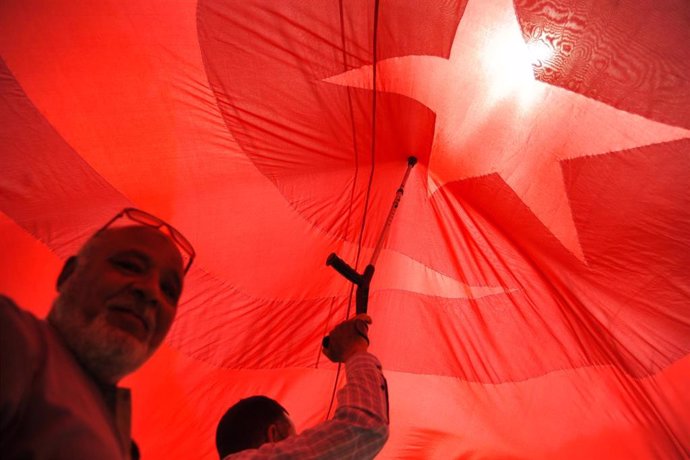 Archivo - Imagen de archivo de una bandera de Túnez durante una manifestación.