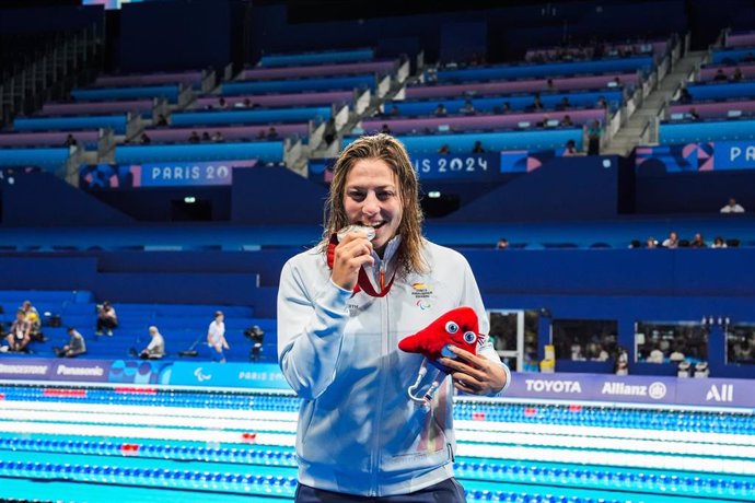 Nuria Marqués muerde su medalla de plata en el 100 m espalda S9 de los Juegos Paralímpicos de París