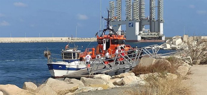 Efectivos de Cruz Roja en el Puerto de Alicante tras la llegada de una patera.