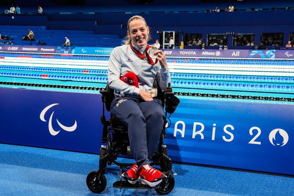 Marta Fernández posa con su medalla de plata en los 100 libres S3 de Paris 2024