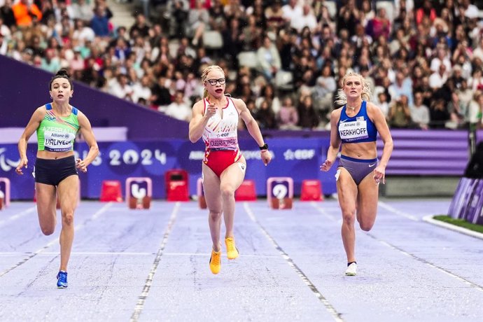 Adiaratou Iglesias durante las series de los 100 metros de la clase T13 de Paris 2024