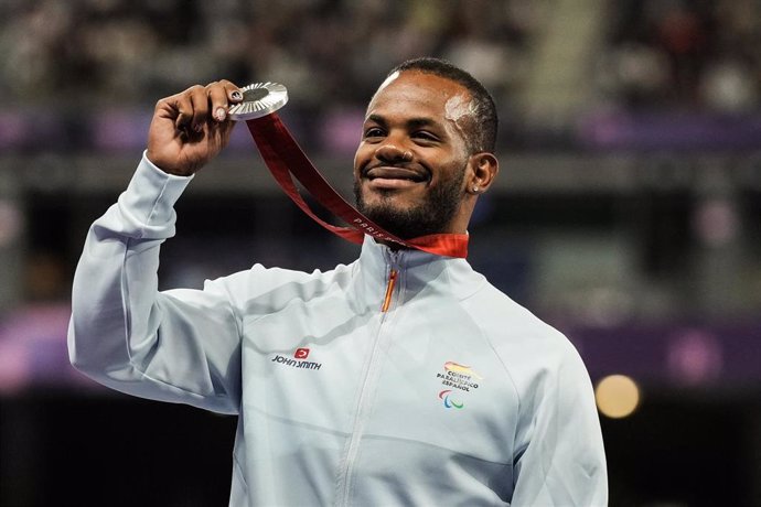 David Pineda posa con su medalla de plata en los 400 m T20 de Paris 2024