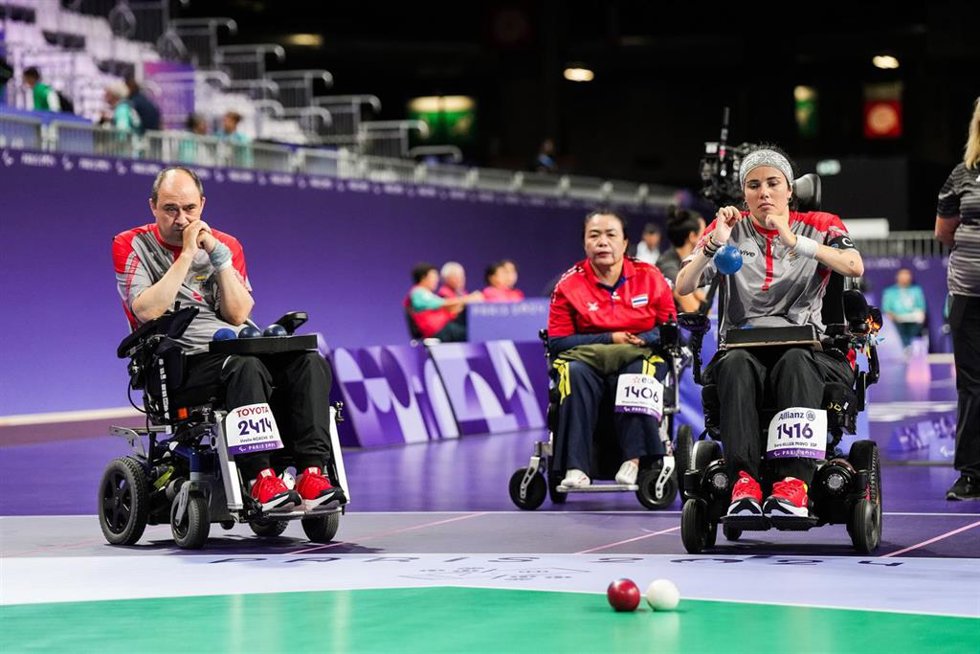 Vasile Agache y Sara Aller durante la competición mixta por parejas de la clase BC4 de la boccia de los Juegos Paralímpicos de París