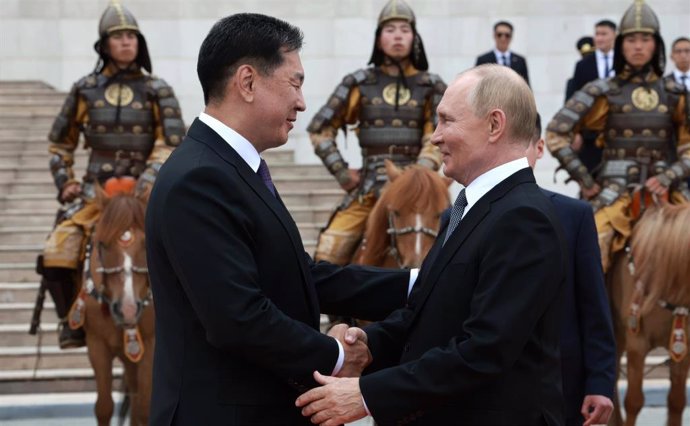 Los presidente de Mongolia, Ujnaagiin Jurelsuj, y el de Rusia, Vladimir Putin.