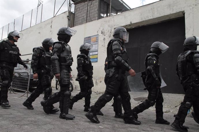 Archivo - Policías de Ecuador