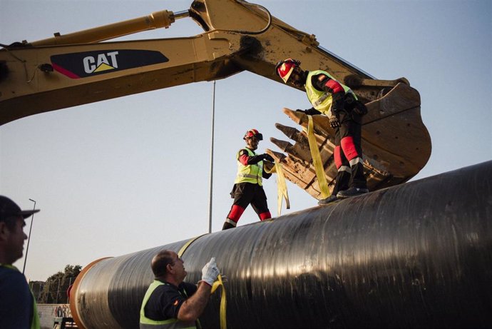 Archivo - Continuan las obras para la reparación del canal de agua que ha dejado a más de 70 municipios sin agua tras el paso de la DANA por España.