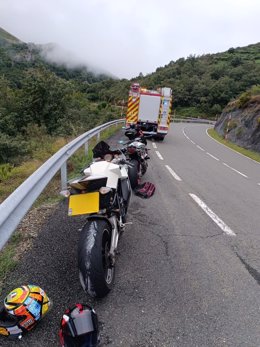 Herido un motorista tras caer por un talud en la carretera en Vega de Liébana