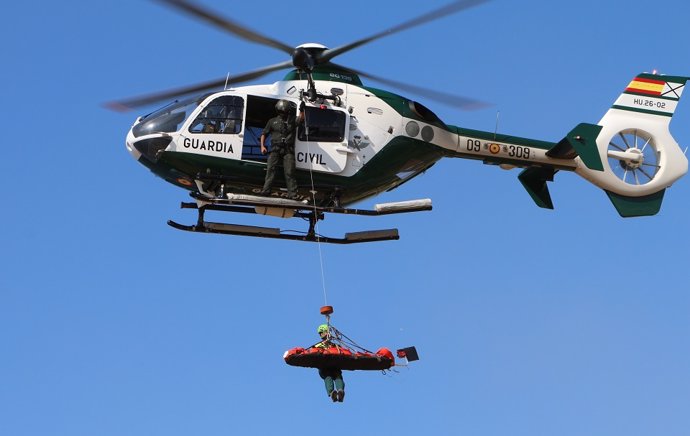 Archivo - El helicóptero de la Guardia Civil, evacuando a una persona.