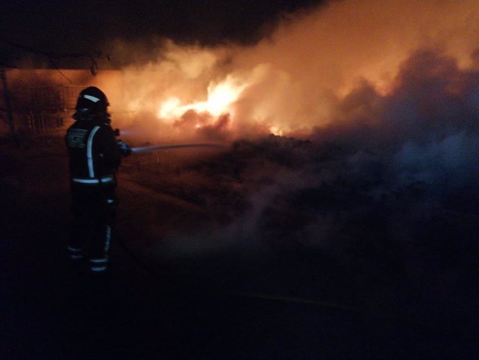 Bomberos sofocan un incendio de palés y plásticos en el patio de una nave de Alcantarilla (Murcia)