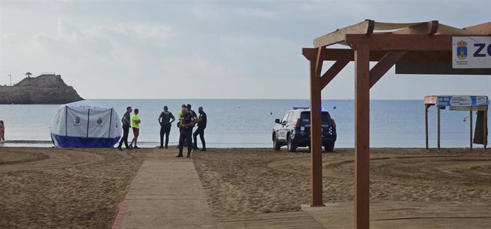 Efectivos policiales en la playa de La Reya, en Mazarrón (Murcia), tras rescatar a una mujer en parada cardiorrespiratoria que finalmente ha fallecido