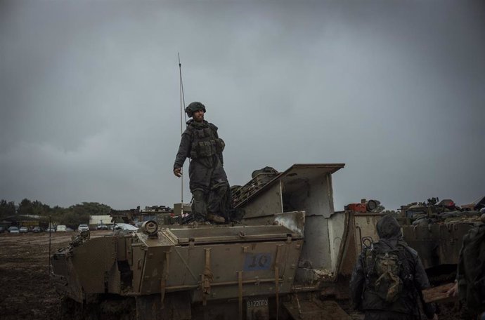 Archivo - Un militar de Israel en la Franja de Gaza durante la ofensiva lanzada tras los ataques ejecutados el 7 de octubre por Hamás (archivo)