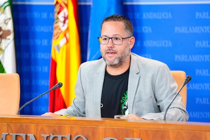 El portavoz parlamentario de Adelante Andalucía, José Ignacio García, en rueda de prensa en el Parlamento andaluz este miércoles 4 de septiembre