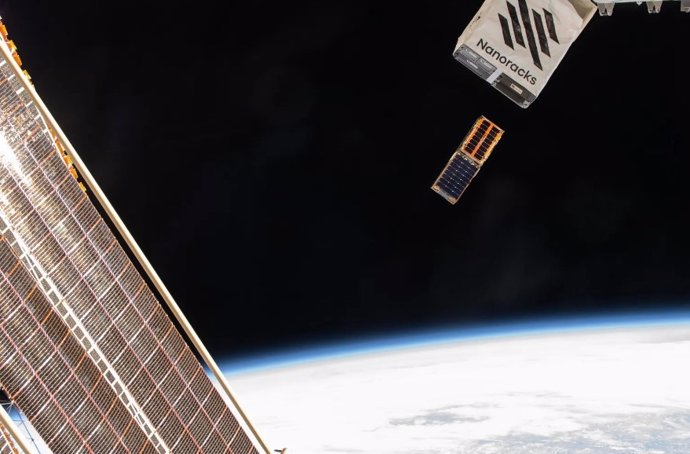 BurstCube, seguido por otro CubeSat llamado SNOOPI (Signals of Opportunity P-band Investigation), emerge de la Estación Espacial Internacional el 18 de abril de 2024.