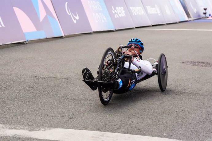 Sergio Garrote durante la contrarreloj de bicis de mano H2 de Paris 2024