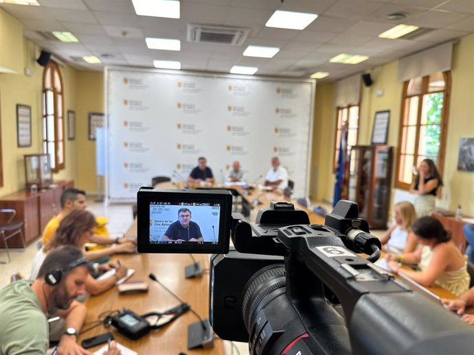 El conseller de Agricultura, Pesca y Medio Natural, en rueda de prensa.