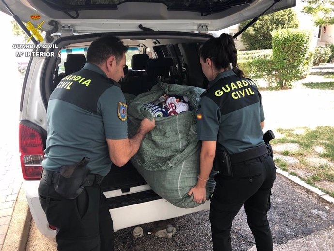 La Guardia Civil interviene más de 2.500 productos falsificados en el recinto ferial de Cuenca.