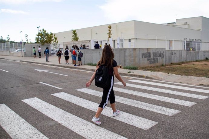 Archivo - Una alumna cruza el paso de cebra para llegar al IES Sant Marçal.