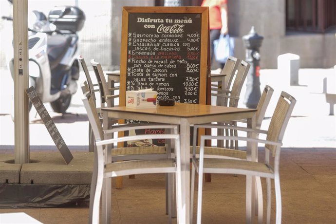 Archivo - Mesa vacía en la terraza de un restaurante de Madrid (España), a 22 de junio de 2020.