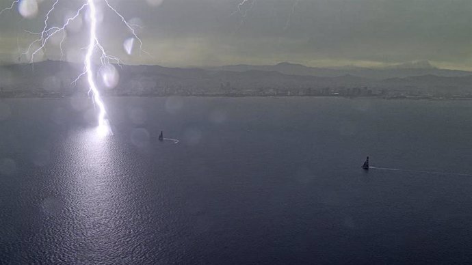 Impactante imagen del rayo que cayó a unos metros de la embarcación del Luna Rossa Prada Pirelli, participante en la America's Cup en Barcelona de 2024.