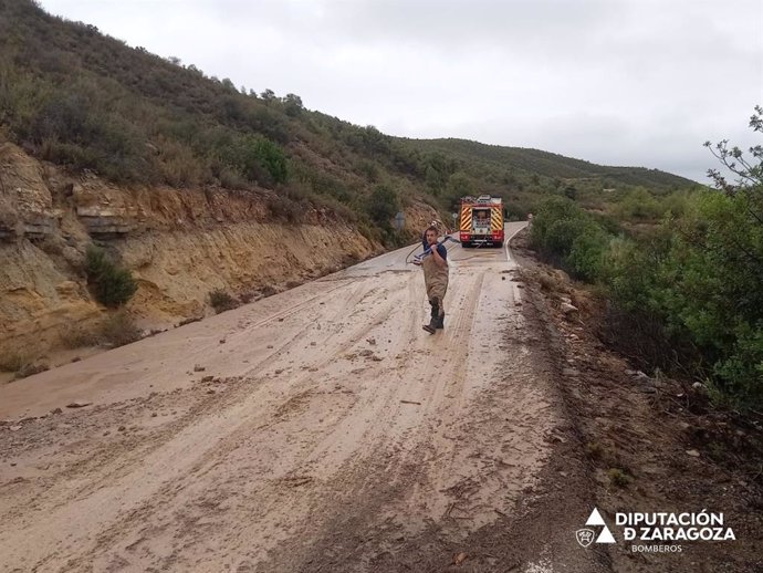 Los Bomberos de la DPZ trabajan para reabrir la carretera que da acceso a Fayón (Zaragoza).