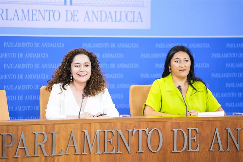 La portavoz del Grupo Por Andalucía, Inmaculada Nieto, (i) junto a la portavoz adjunta del Grupo Por Andalucía, Alejandra Durán, (d) durante la ronda de ruedas de prensa de portavoces de los grupos parlamentarios en el Parlamento de Andalucía, a 4 de se