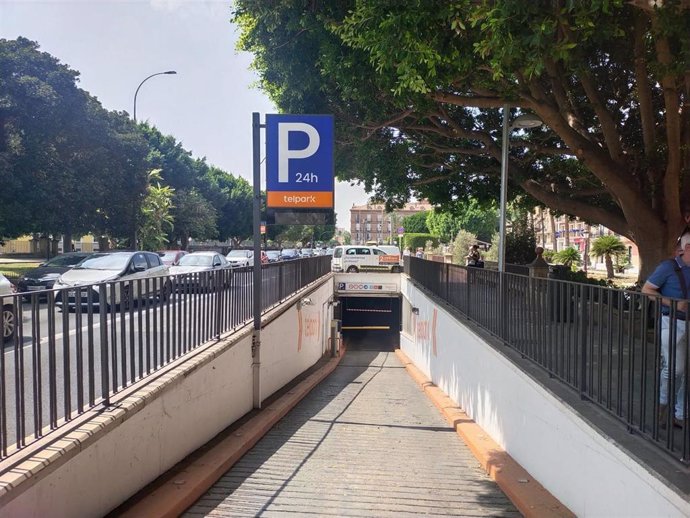 Uno de los accesos al aparcamiento subterráneo de Glorieta de España, en el centro de Murcia