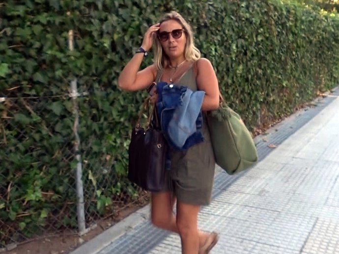 CARMEN ALMOGUERA LLEGA A CASA DE SU MADRE, CARMEN BORREGO, TRAS LA EXCLUSIVA DE PAOLA OLMEDO