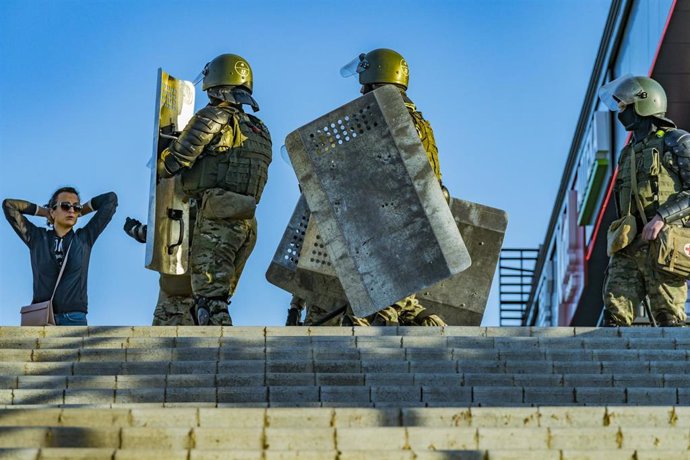 Archivo - Policías desplegados en Minsk en una de las protestas contra el Gobierno tras las elecciones presidenciales del 9 de agosto de 2020 (archivo)