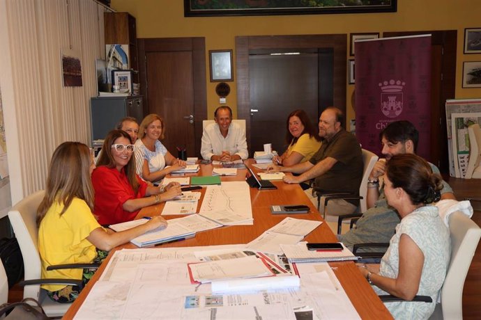 El alcalde de Chiclana, José María Román, en una reunión con integrantes de su Gobierno y otras entidades públicas para abordar la limitación de viviendas turísticas.