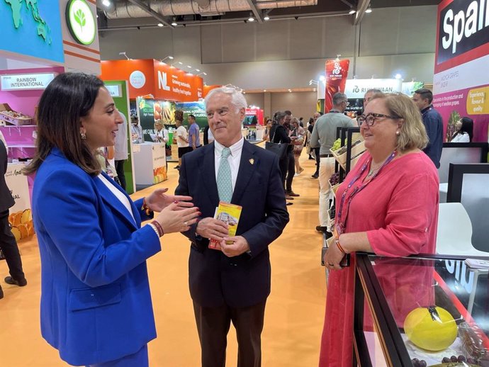 La consejera Sara Rubira en el recinto donde se celebra Asia Fruit Logística, donde ha visitado empresas de la Región que participan en la feria.