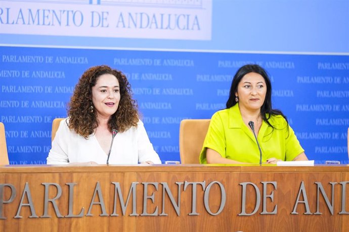 La portavoz del Grupo Por Andalucía, Inmaculada Nieto, (i) junto a la portavoz adjunta del Grupo Por Andalucía, Alejandra Durán, (d) durante la ronda de ruedas de prensa de portavoces de los grupos parlamentarios en el Parlamento de Andalucía, a 4 de sept