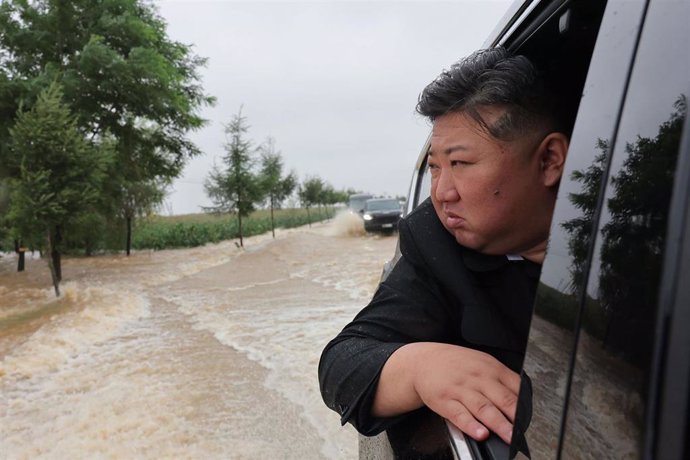 Archivo - El dirigente de Corea del Norte, Kim Jong Un, en una de las zonas afectadas por las inundaciones en julio