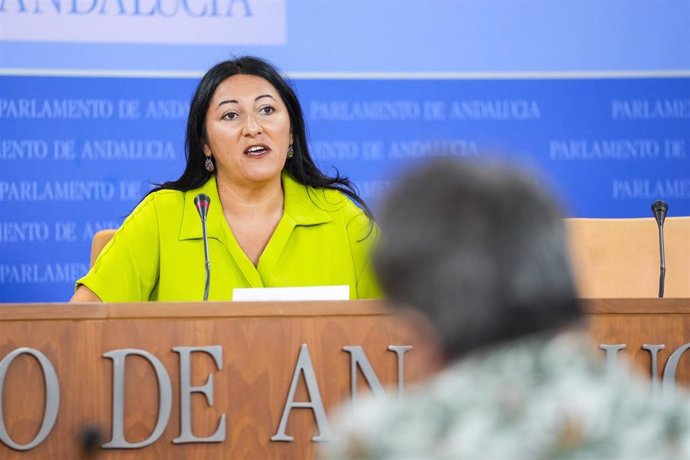 La portavoz adjunta del Grupo Por Andalucía, Alejandra Durán, durante la ronda de ruedas de prensa de portavoces de los grupos parlamentarios en el Parlamento de Andalucía, a 4 de septiembre de 2024 en Sevilla (Andalucía, España). Los portavoces de los gr