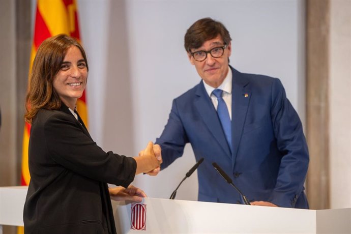 La nueva consellera de Universidades e Investigación, Núria Montserrat, y el presidente de la Generalitat de Catalunya, Salvador Illa, durante el acto de toma de posesión del Govern catalán, en el Palau de la Generalitat, a 12 de agosto de 2024, en Barcel