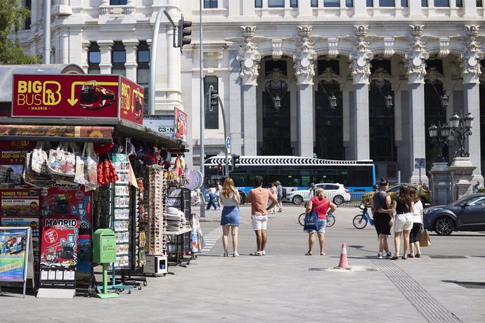 Tienda de souvenirs, a 2 de septiembre de 2024, en Madrid (España). 