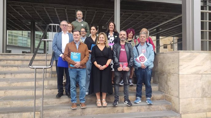 La consejera de Educación Lydia Espina junto a los representantes sindicales.