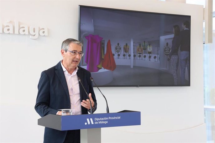 El presidente de la Diputación de Málaga, Francisco Salado, presenta el Centro de Experiencias Inmersivas de la Tauromaquia (CEIT) que se creará en la plaza de La Malagueta ante una imagen que recrea cómo será el futuro espacio.