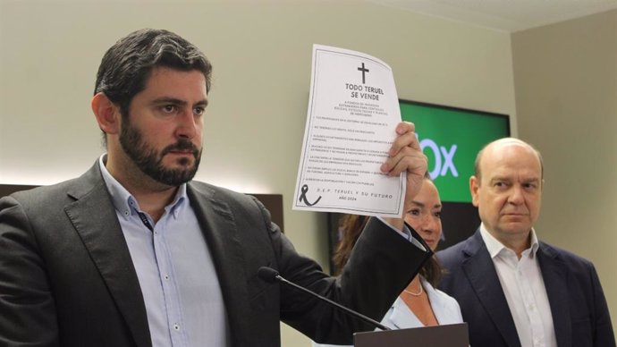 El portavoz de VOX en las Cortes de Aragón, Alejandro Nolasco, en una rueda de prensa.