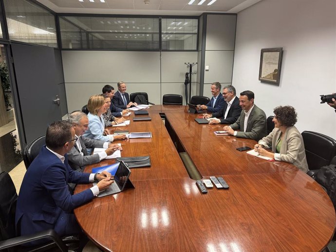 Reunión del consejero de Economía, Trabajo y Empleo, Mikel Torres, con una delegación de Confebask en Bilbao.