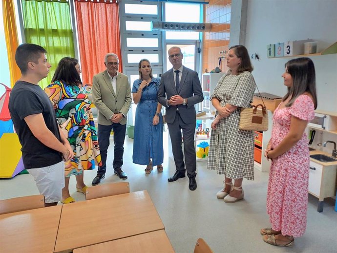 El consejero de Educación y Formación Profesional, Víctor Marín, visita la nueva aula abierta del CEIP Nuestra Señora del Rosario, de Torre Pacheco