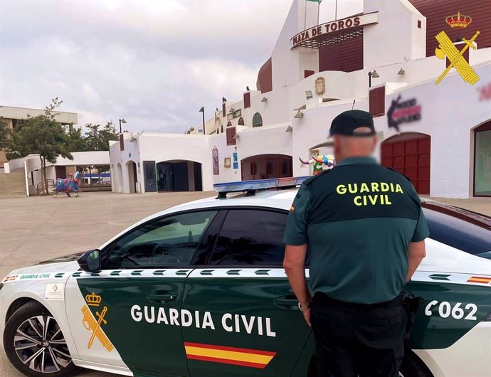 Guardia Civil junto a la Plaza de Toros de Roquetas de Mar (Almería).