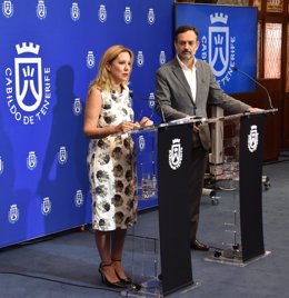 Archivo - La presidenta del Cabildo de Tenerife, Rosa Dávila, y el vicepresidente, Lope Afonso, en la rueda de prensa para dar cuenta de los asuntos aprobados durante el Consejo de Gobierno